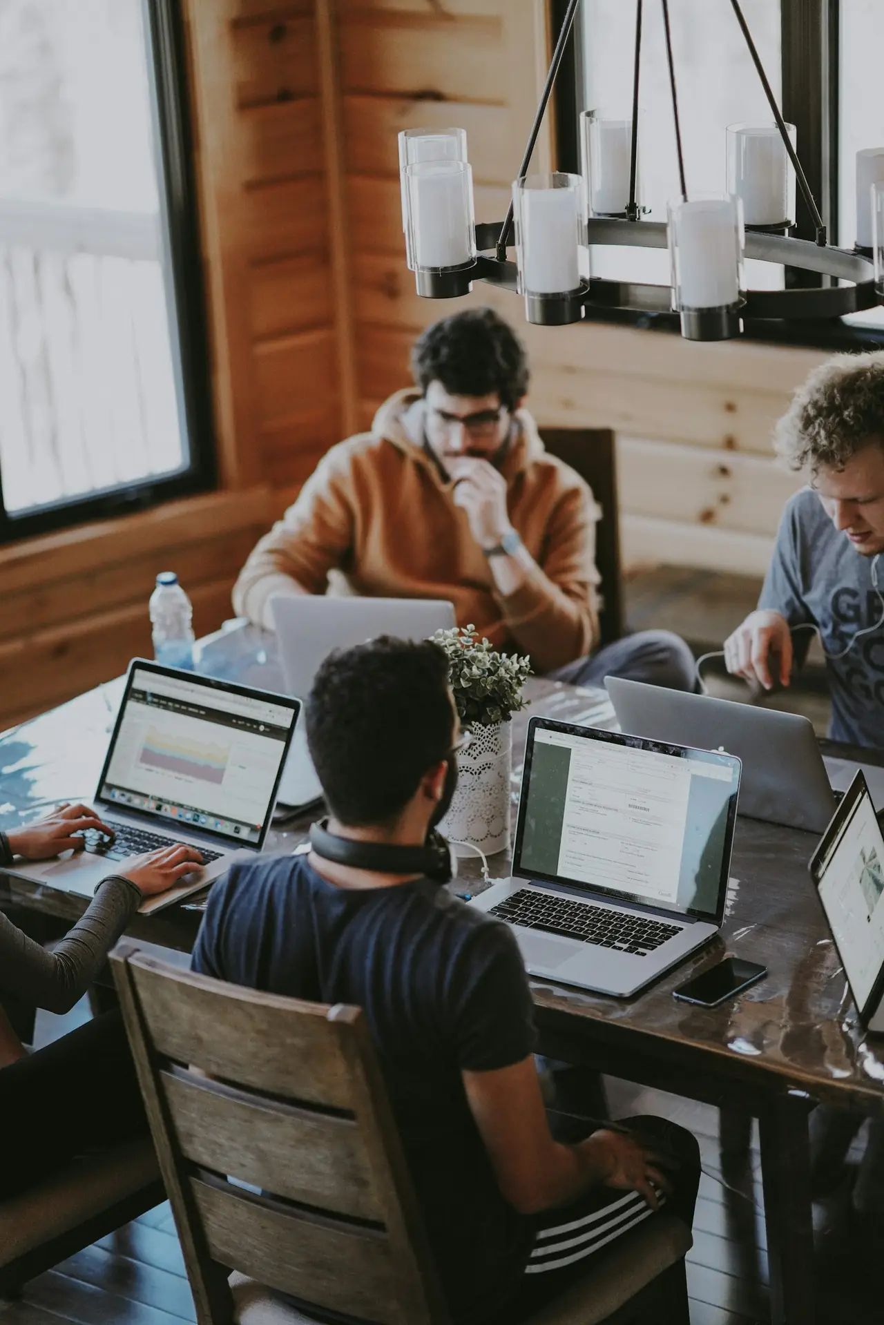 Telecoms team collaborating around a connectivity dashboard